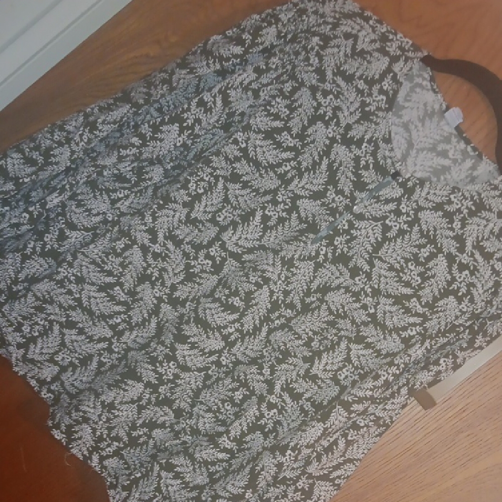 Old Navy Green and White Leaf Print Top